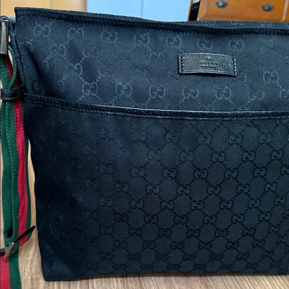 A519-  Gucci crossbody bag - Picture 3 of 16